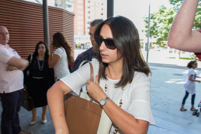 L'antiga executiva de PxC passa pels jutjats de Reus i assenyala a Anglada