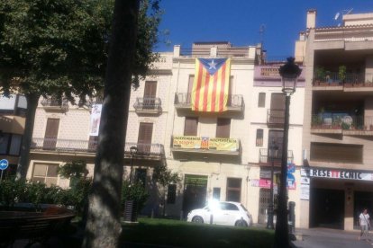 El PP exige la retirada de las esteladas que han colgado en el Vendrell
