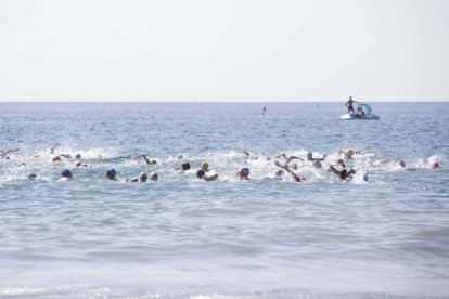 La Pineda se zambulle en la XXIX Travessia Nadant