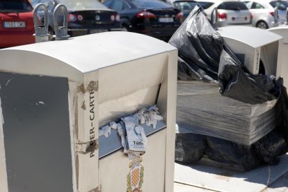 Les illes de contenidors precintats acumulen brossa des de fa mesos