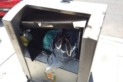 Les illes de contenidors precintats acumulen brossa des de fa mesos