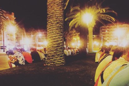 La caza de Pokémons une a los turistas en la 'zona mágica' del paseo Jaime I