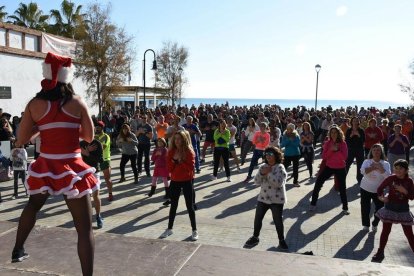 Un centenar de torrencs se baña por primera vez al año