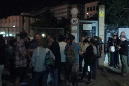 Primeras colas en los colegios electorales para poder votar al referéndum del 1-O