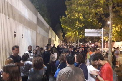 Primeras colas en los colegios electorales para poder votar al referéndum del 1-O