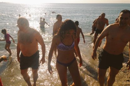 Baño y caldo para empezar el año en Altafulla