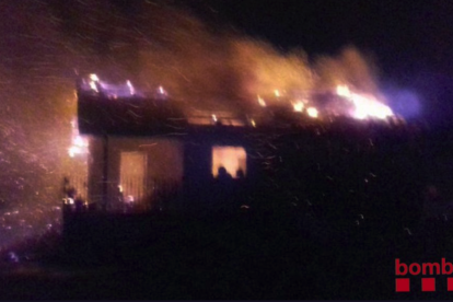 Se incendia totalmente una casa en Valls sin causar heridos