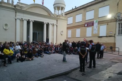 Los Mossos llegan a los colegios electorales del Campo de Tarragona, levantan acta y se marchan