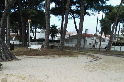 Comencen a netejar el passeig de Vilafortuny ple de sorra des del temporal
