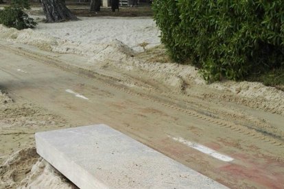 Comencen a netejar el passeig de Vilafortuny ple de sorra des del temporal