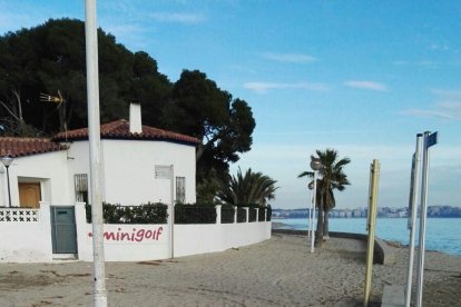 El passeig marítim de Vilafortuny continua ple de sorra i instransitable