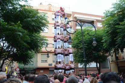 Gran actuació per Sant Pere dels Xiquets del Serrallo amb l'estrena de tres castells de set i mig
