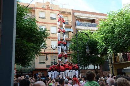 Gran actuació per Sant Pere dels Xiquets del Serrallo amb l'estrena de tres castells de set i mig