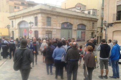 Centenars de persones es concentren en col·legis electorals del Camp de Tarragona perquè obrin portes amb normalitat
