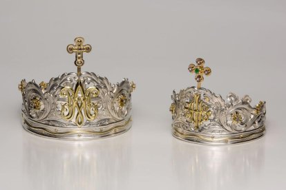 El Arzobispo bendice e impone las nuevas coronas en la imagen de Nuestra Señora del Sagrado Corazón