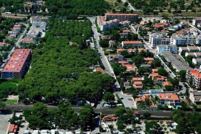 La playa del Francàs empieza la temporada sin arena