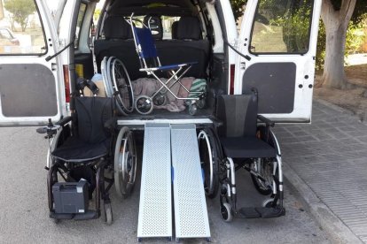 Una campaña solidaria consigue una silla de ruedas para un vendrellense sin recursos