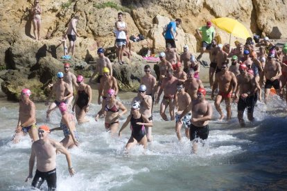 Caos circulatorio en el Camino del Castillo de Tamarit al llegar la temporada alta