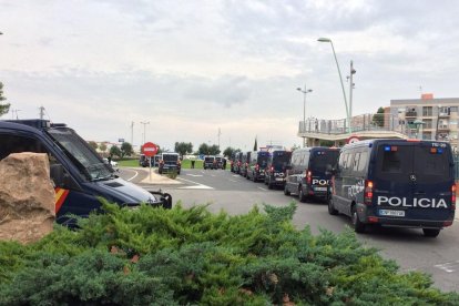 imagen de furgones de la Policía Nacional, que se ha personado en Campclar.
