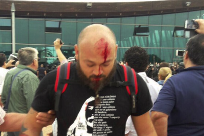 Policia Nacional impedeix el vot a cops de porra a Sant Carles de la Ràpita