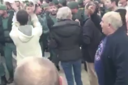 La Guàrdia Civil fa un cordó policial per evitar que la gent voti a Sarral