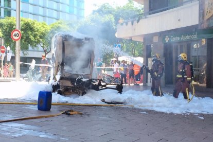Una burilla provoca un incendi en un vehicle de neteja