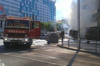 Una burilla provoca un incendi en un vehicle de neteja