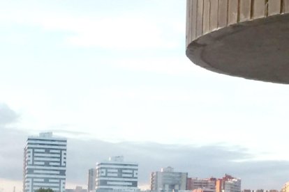 Incendi de brossa acumulada al pati interior de l'antiga Tabacalera