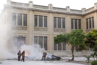Incendi de brossa al pati interior de l'antiga Tabacalera