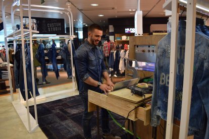 L'estand Pepe Jeans del Corte Ingés personalitza les peces de la marca