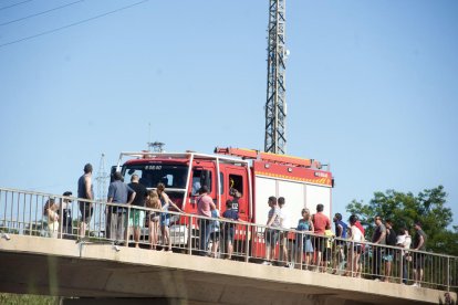 Incendi de matolls i tubs de plàstic al polígon Riuclar de Tarragona