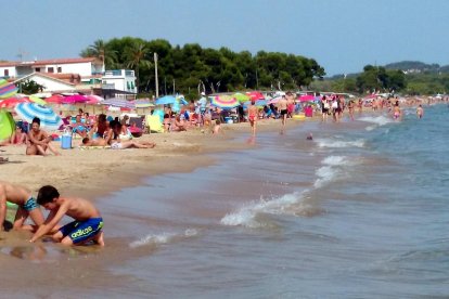 Una cadena humana per protegir la Platja Llarga de Tarragona