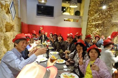 Turistes japonesos coneixen la tradició del vermut a Tarragona