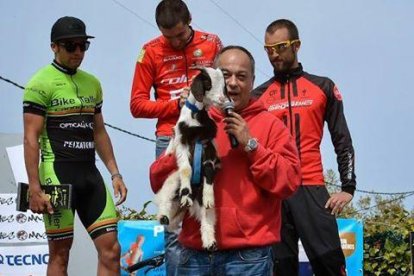 La cursa de BTT de Tivissa 'A per la cabra' canvia el premi d'una cabra per una escultura