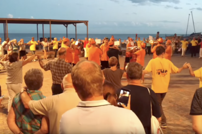 El 'Despacito' sona a Calafell a ritme de sardana
