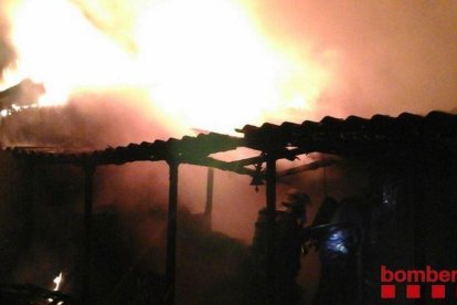Crema una caseta de fusta de segona residència a creixell