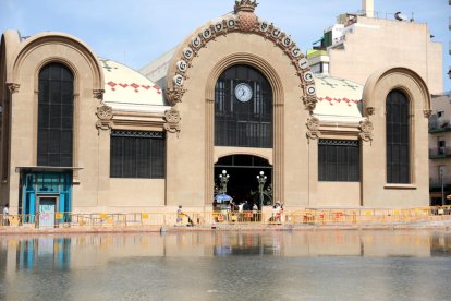 La plaça Corsini es converteix en una piscina davant la sorpresa dels vianants