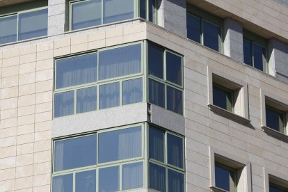 Rescatan en Alicante a una niña de 5 años que colgaba del balcón de su casa