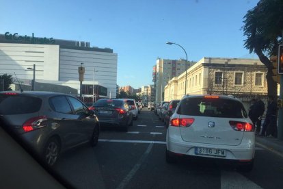 Caos circulatori a l'avinguda de la República Argentina per unes obres