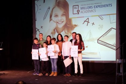 Los vecinos de La Pobla llenan la plaza de la Villa para dar la bienvenida en Navidad