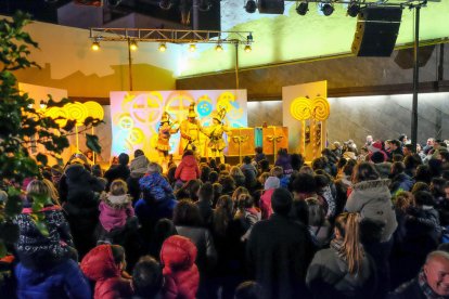 Los vecinos de La Pobla llenan la plaza de la Villa para dar la bienvenida en Navidad