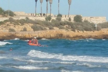 Un grup de socorristes fora de servei rescaten a un home a les roques de la platja del Miracle
