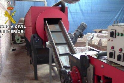 Desarticulado un grupo criminal que producía tabaco de contrabando en Llorenç del Penedès