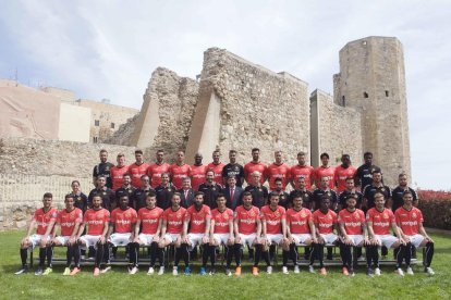 El primer equip del Nàstic es fa la fotografia oficial de la segona volta