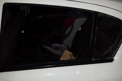 Intenta escapar-se després de robar amb força a tres vehicles i el troben entre matorrals