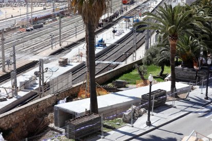 La passarel·la que unirà el Balcó i el Miracle comença a modificar el paisatge