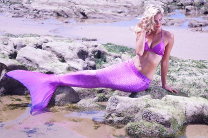 Tres 'top model' sud-americanes es bategen com a sirenes amb l'escola de Tarragona