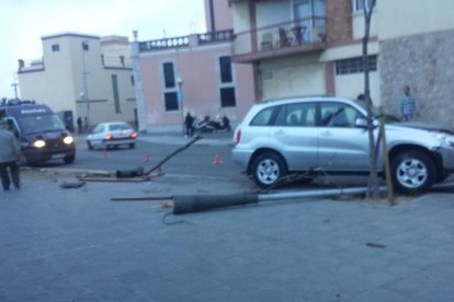 Un tot terreny s'emporta un arbre i mobiliari urbà a prop de l'estació de trens de Tarragona