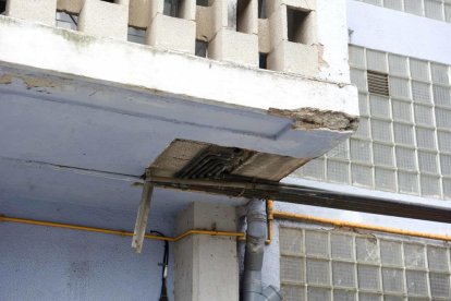 Queixes per la mala gestió d'un bloc de pisos de l'Agència de l'Habitatge