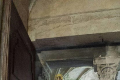 La lluvia obliga a trasladar la procesión del Roser en el interior de la Catedral